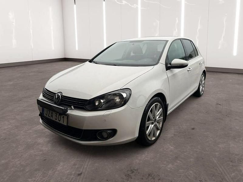 Vit Begagnad 2010 VW Golf VI Edition Halvkombi | 64 900 kr (Marknadspris) - Bild 1/4