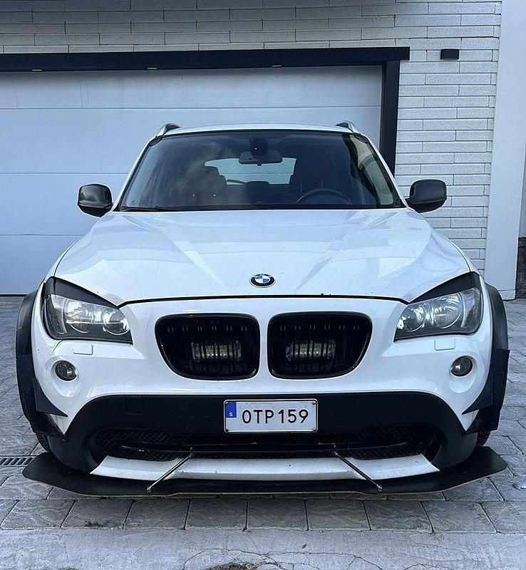 Vit Begagnad 2010 BMW X1 SUV | 59 900 kr (Dyr) - Bild 1/4