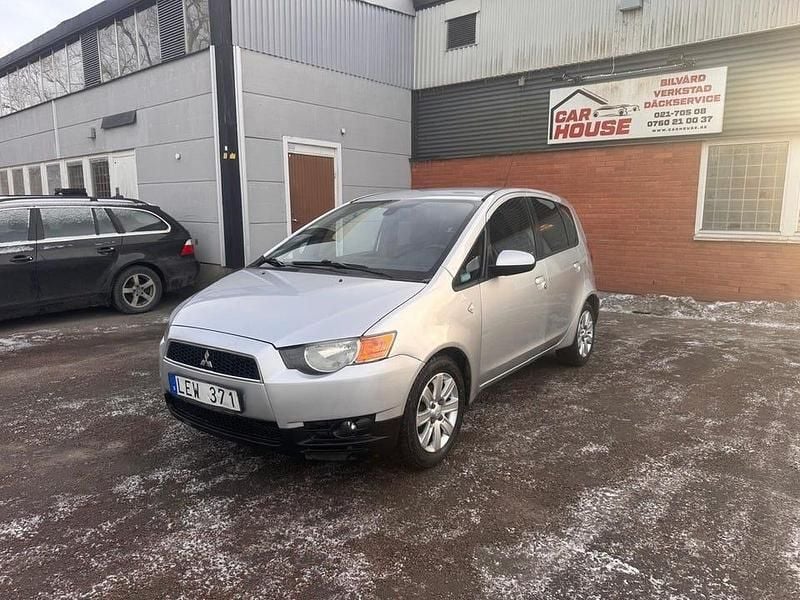 Begagnad Mitsubishi Colt 95 HK (69 kW) 2010 Silver Halvkombi