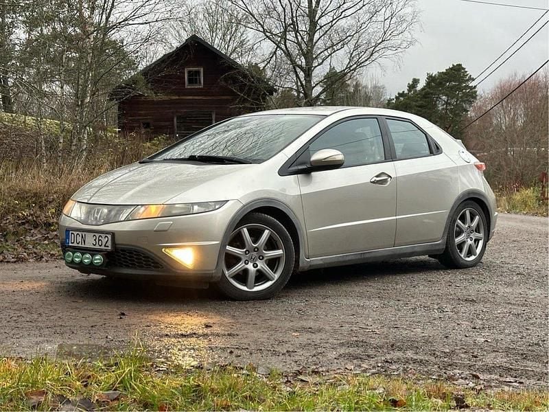 Silver Begagnad 2006 Honda Civic Sport Halvkombi | 24 500 kr (Bra pris) - Bild 1/4