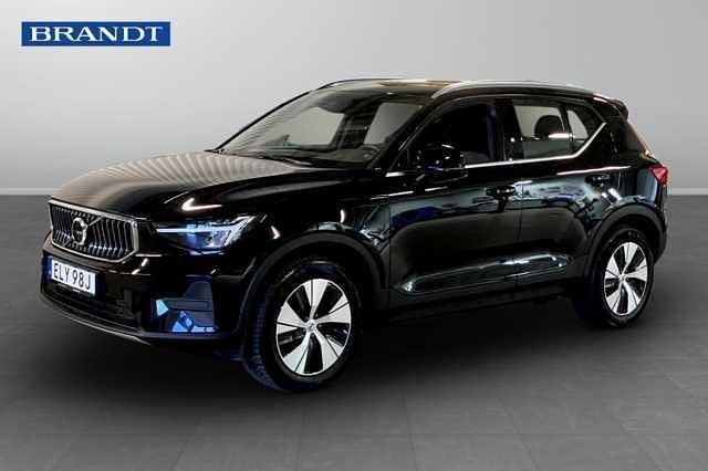 Svart Begagnad 2023 Volvo XC40 Core SUV | 374 900 kr (Marknadspris) - Bild 1/3