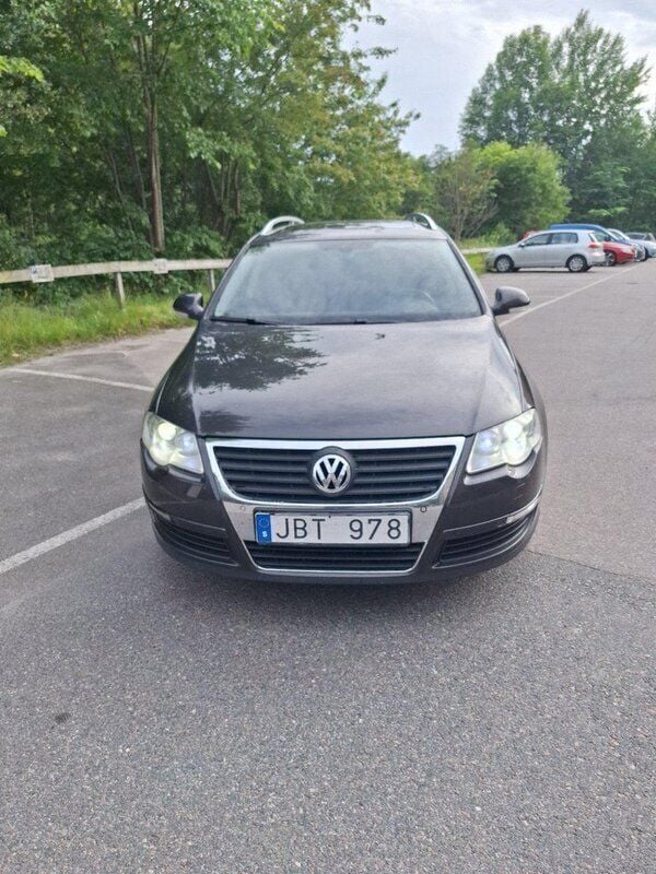 Brun Begagnad 2009 VW Passat Sportline Kombi | 53 000 kr (Marknadspris) - Bild 1/4