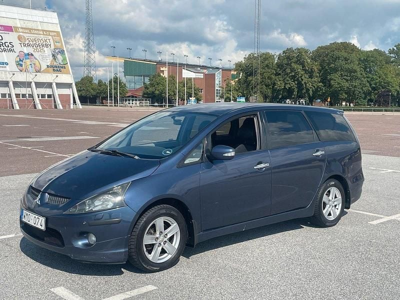 Mörkblå Begagnad 2004 Mitsubishi Grandis Minibuss | 29 900 kr (Marknadspris) - Bild 1/3