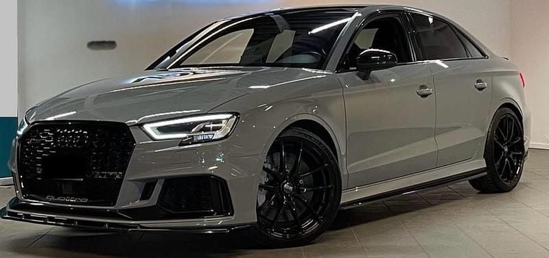 Grå Begagnad 2018 Audi RS3 Halvkombi | 478 000 kr (Marknadspris) - Bild 1/4