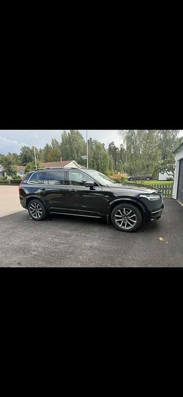 Svart Begagnad 2018 Volvo XC90 Momentum SUV | 299 999 kr (Superpris) - Bild 1/4
