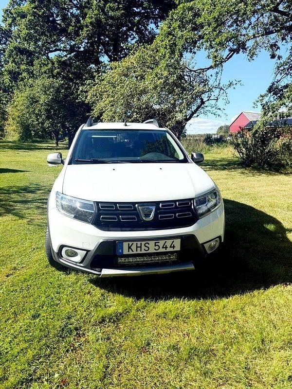 Vit Begagnad 2019 Dacia Sandero Stepway Halvkombi | 75 000 kr (Bra pris) - Bild 1/4