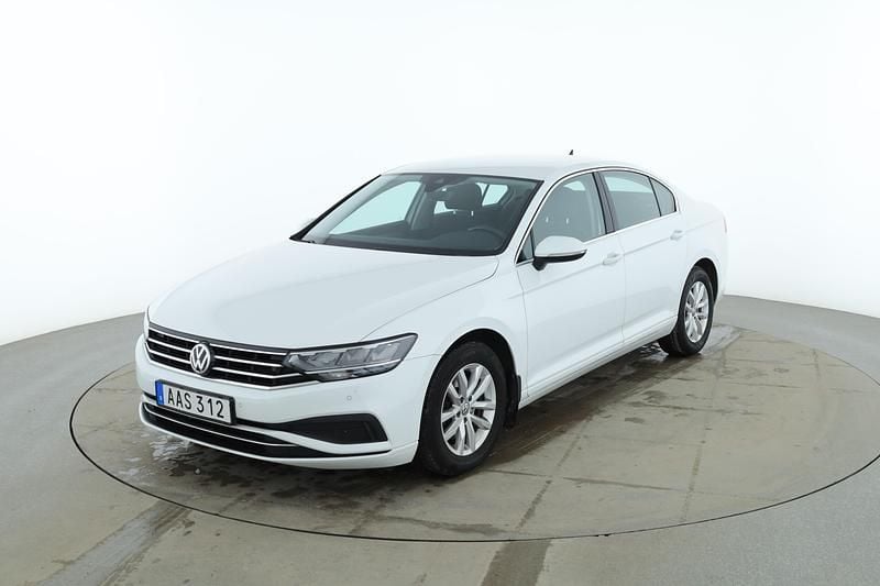 Vit Begagnad 2019 VW Passat Sedan | 214 000 kr (Lite dyr) - Bild 1/4