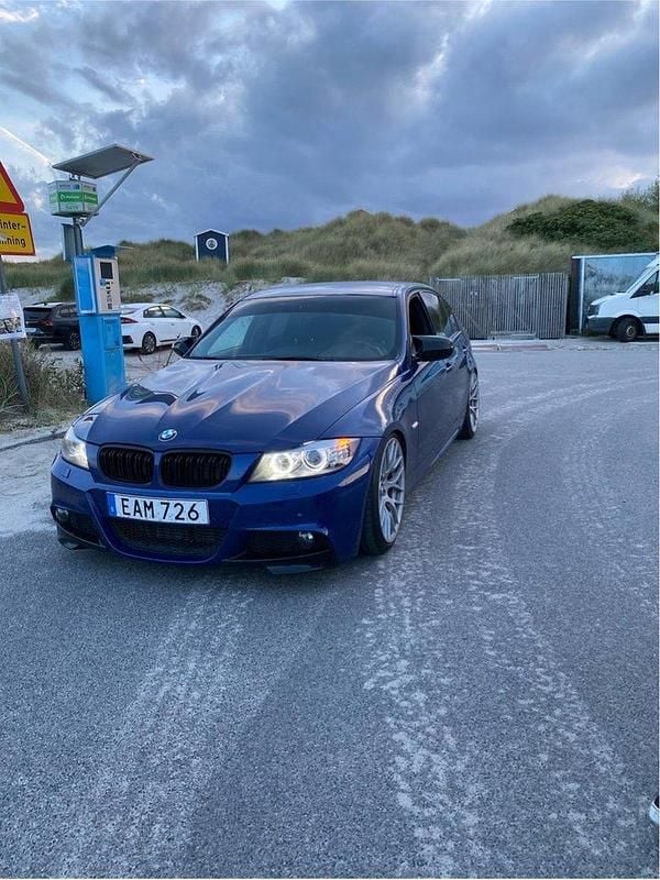 Blå Begagnad 2010 BMW 325 M Sport Sedan | 138 500 kr - Bild 1/4