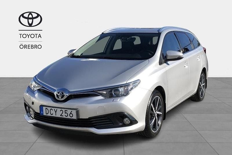 Silver Begagnad 2017 Toyota Auris Touring Sports Edition Kombi | 149 900 kr (Bra pris) - Bild 1/3
