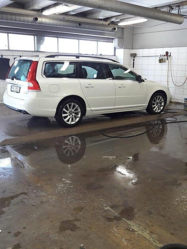 Vit Begagnad 2016 Volvo V70 Momentum Kombi | 149 000 kr (Marknadspris) - Bild 1/4