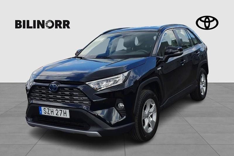 Svart Begagnad 2021 Toyota RAV4 Hybrid Active SUV | 339 900 kr (Marknadspris) - Bild 1/4