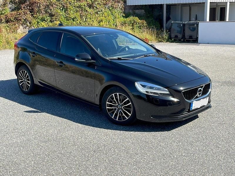 Svart Begagnad 2017 Volvo V40 Momentum Kombi | 165 000 kr (Marknadspris) - Bild 1/4