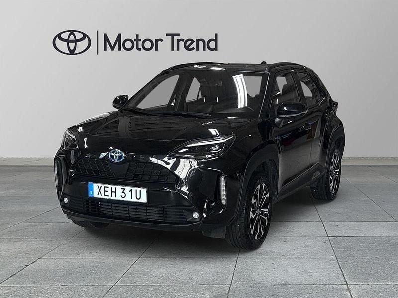 Svart Begagnad 2023 Toyota Yaris Cross SUV | 289 000 kr (Marknadspris) - Bild 1/4