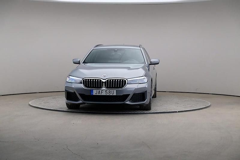 Begagnad BMW 530e M Sport 184 HK (135 kW) 2023 Grå Kombi