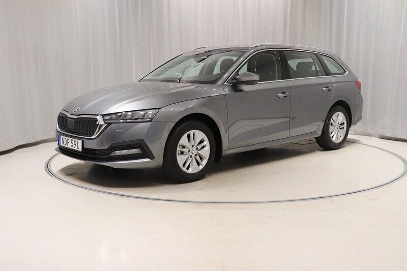 Grå Begagnad 2023 Skoda Octavia Kombi | 248 800 kr (Marknadspris) - Bild 1/4