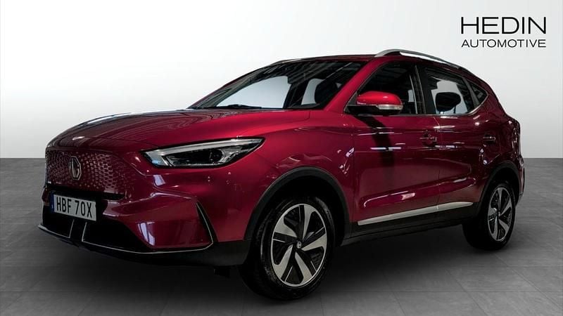 Röd (red) Begagnad 2022 MG ZS Luxury Sedan | 224 900 kr (Superpris) - Bild 1/4