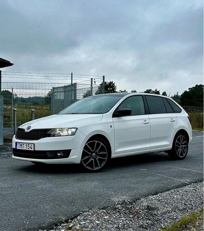 Vit Begagnad 2015 Skoda Rapid Halvkombi | 97 000 kr (Bra pris) - Bild 1/4