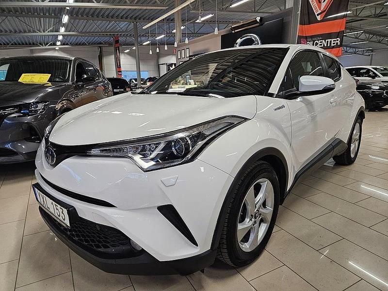 Vit Begagnad 2017 Toyota C-HR Active SUV | 187 000 kr (Marknadspris) - Bild 1/4