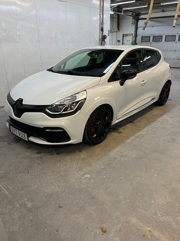 Begagnad Renault Clio IV Trophy 220 HK (161 kW) 2016
