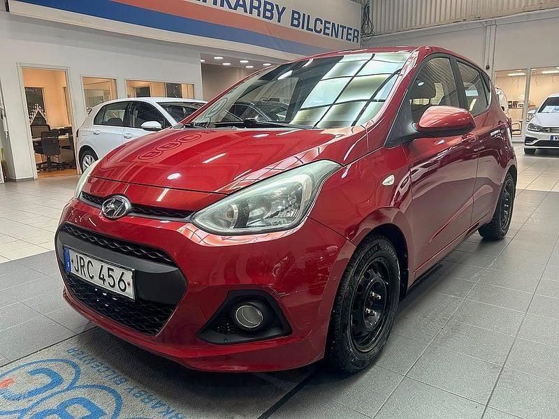 Röd Begagnad 2015 Hyundai i10 Halvkombi | 44 900 kr (Superpris) - Bild 1/4
