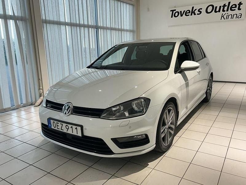Vit Begagnad 2017 VW Golf VII R-line Halvkombi | 149 900 kr (Marknadspris) - Bild 1/4