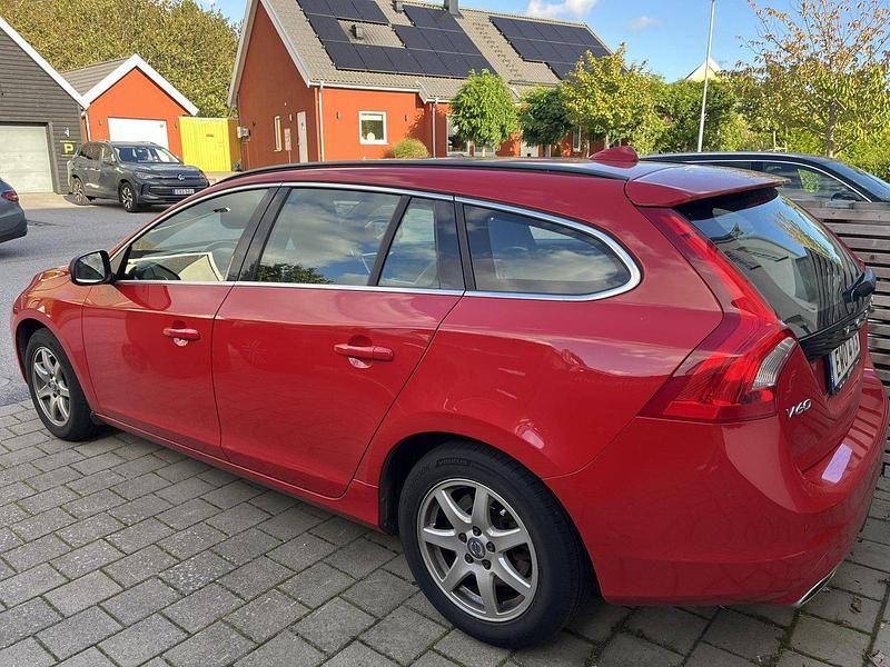 Röd Begagnad 2015 Volvo V60 Momentum Kombi | 169 500 kr (Lite dyr) - Bild 1/4