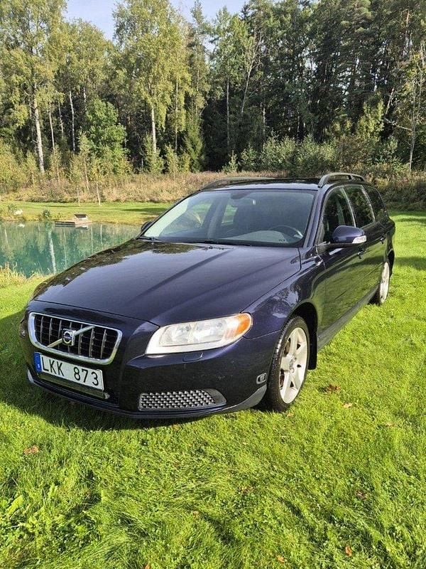 Blå Begagnad 2008 Volvo V70 Kinetic Kombi | 45 000 kr (Marknadspris) - Bild 1/4