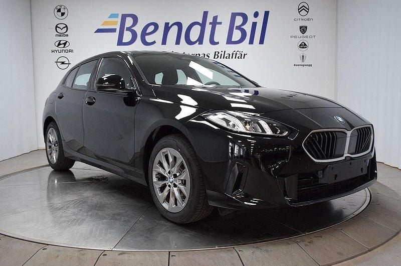 Svart Ny 2025 BMW 120 Shadowline Halvkombi | 369 500 kr - Bild 1/3