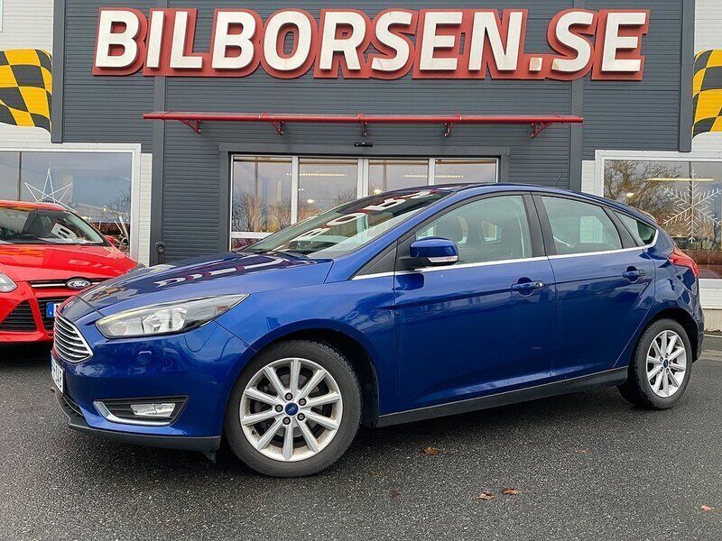 Blå Begagnad 2017 Ford Focus Titanium Halvkombi | 120 000 kr (Marknadspris) - Bild 1/4