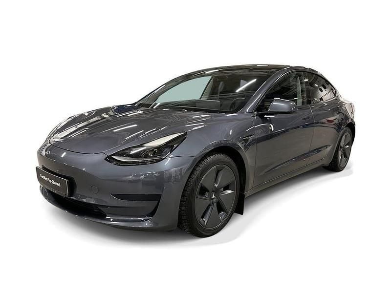 Grå Begagnad 2021 Tesla Model 3 Standard Range Sedan | 297 600 kr (Marknadspris) - Bild 1/4