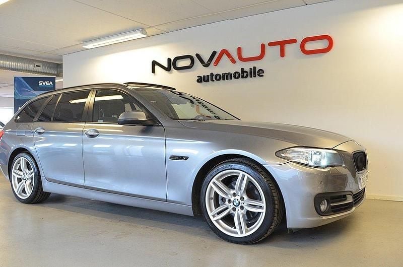 Grå (spacegrå metallic) Begagnad 2017 BMW 520 Comfort Edition Kombi | 189 000 kr (Superpris) - Bild 1/4