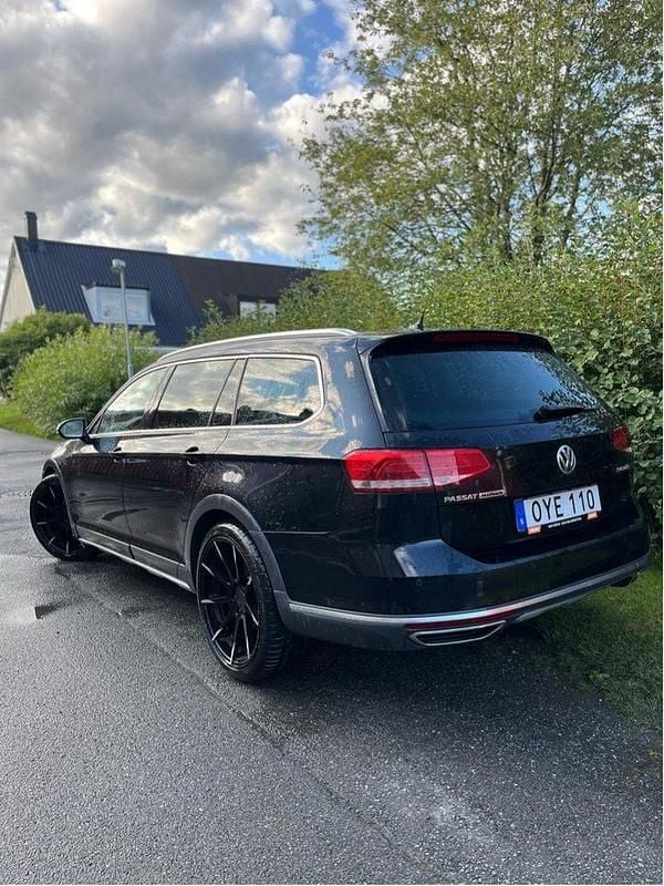 Svart Begagnad 2016 VW Passat Alltrack Kombi | 130 000 kr (Marknadspris) - Bild 1/4