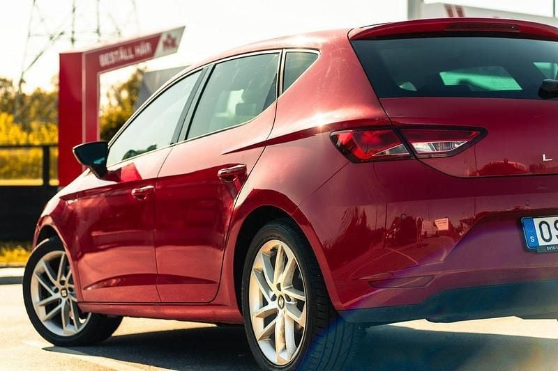 Röd Begagnad 2013 Seat Leon Style Halvkombi | 81 400 kr (Marknadspris) - Bild 1/4