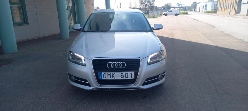 Silver Begagnad 2011 Audi A3 Sportback Comfort Halvkombi | 74 900 kr (Dyr) - Bild 1/4