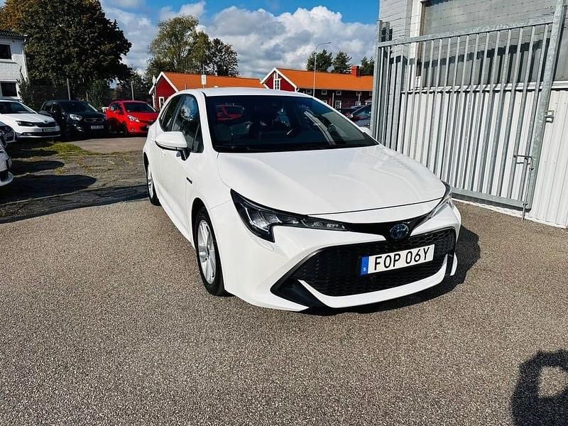 Vit Begagnad 2020 Toyota Corolla Active Halvkombi | 229 900 kr (Lite dyr) - Bild 1/4