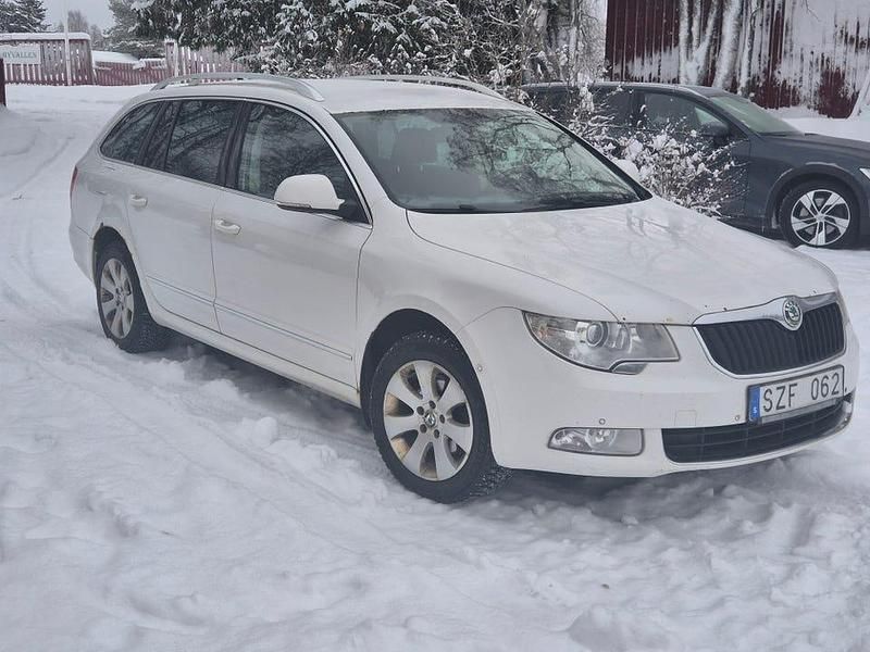 Begagnad 2012 Skoda Superb Kombi | 45 000 kr (Superpris) - Bild 1/4