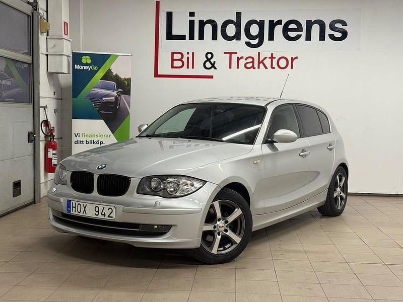 Ljusgrå Begagnad 2008 BMW 118 Halvkombi | 74 900 kr - Bild 1/4