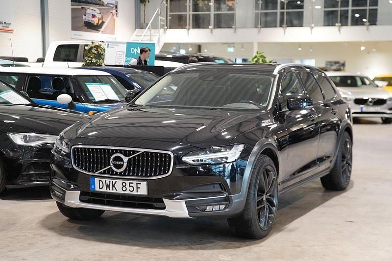 Svart Begagnad 2019 Volvo V90 CC Momentum Kombi | 359 800 kr (Marknadspris) - Bild 1/4