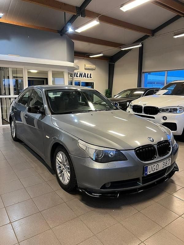 Grå Begagnad 2003 BMW 520 Sedan | 54 900 kr (Marknadspris) - Bild 1/4