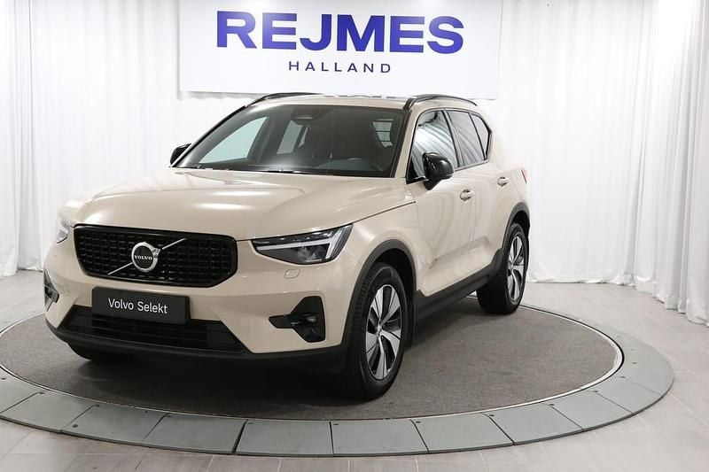 Ljusbrun Begagnad 2025 Volvo XC40 Plus SUV | 389 500 kr (Marknadspris) - Bild 1/4