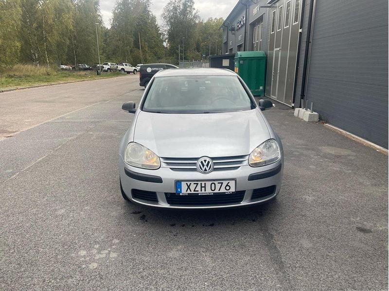 Silver Begagnad 2007 VW Golf V Trendline Halvkombi | 34 900 kr (Marknadspris) - Bild 1/4