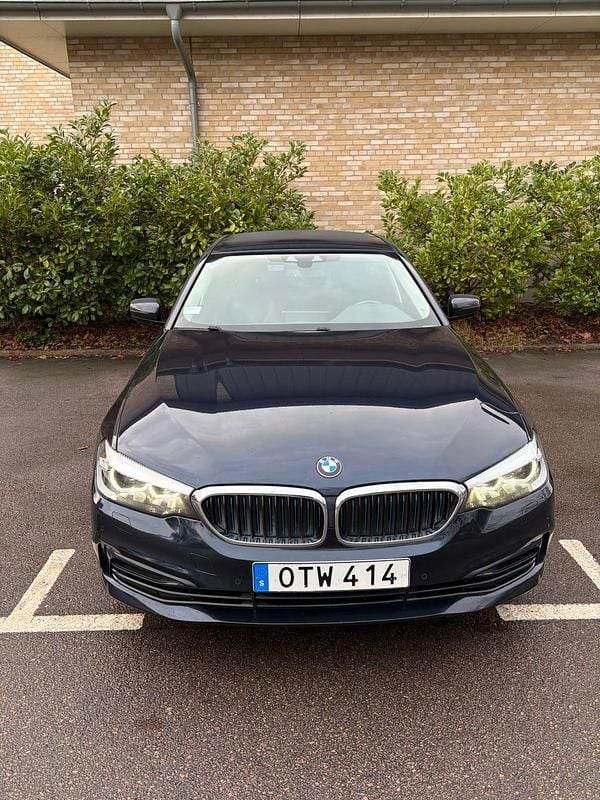 Begagnad 2019 BMW 530 iPerformance Sedan | 277 000 kr (Bra pris) - Bild 1/4