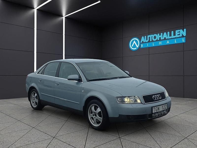 Blå Begagnad 2002 Audi A4 Sedan | 32 900 kr (Marknadspris) - Bild 1/4