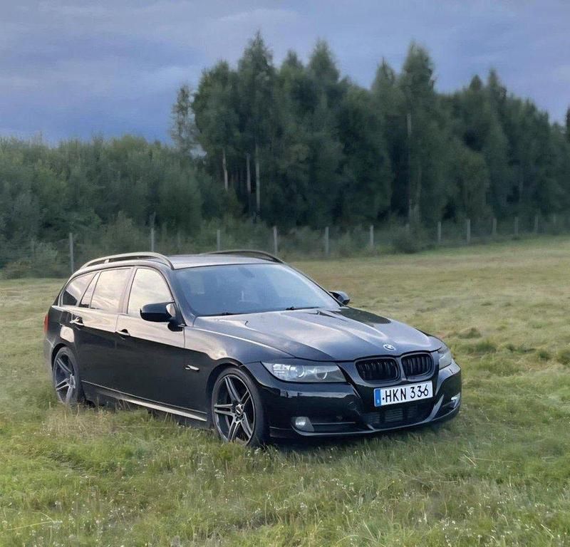 Svart Begagnad 2010 BMW 320 Comfort Edition Kombi | 65 000 kr (Marknadspris) - Bild 1/4