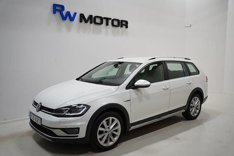 Vit Begagnad 2017 VW Golf Alltrack Kombi | 154 800 kr (Marknadspris) - Bild 1/4