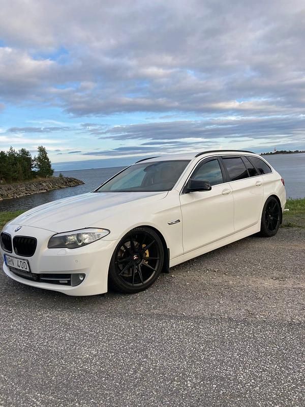 Begagnad 2011 BMW 520 Kombi | 89 000 kr (Marknadspris) - Bild 1/4