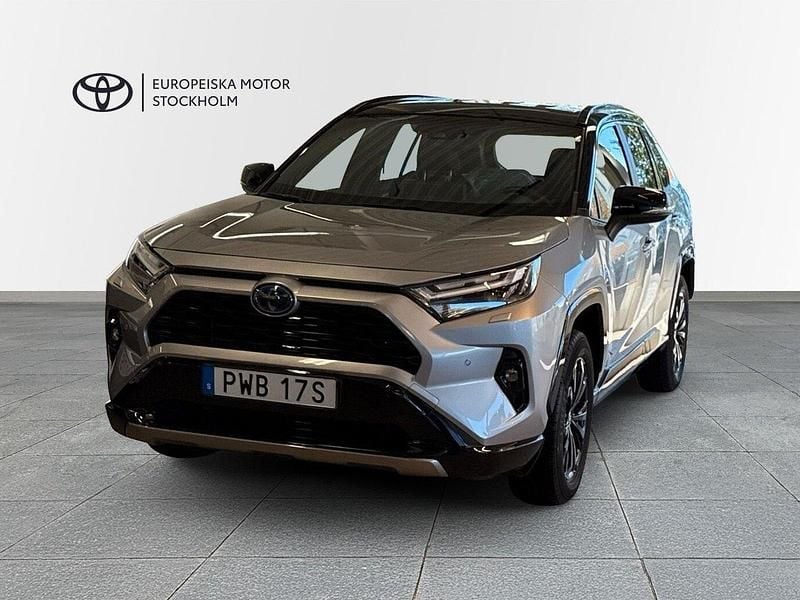Grå Begagnad 2024 Toyota RAV4 Hybrid Style SUV | 439 900 kr (Marknadspris) - Bild 1/4