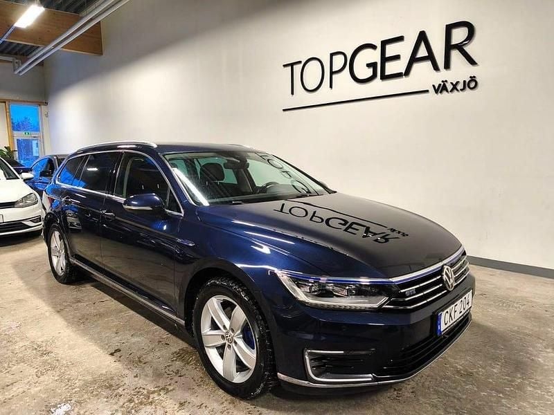 Blå Begagnad 2017 VW Passat GTE Kombi | 164 900 kr (Marknadspris) - Bild 1/4
