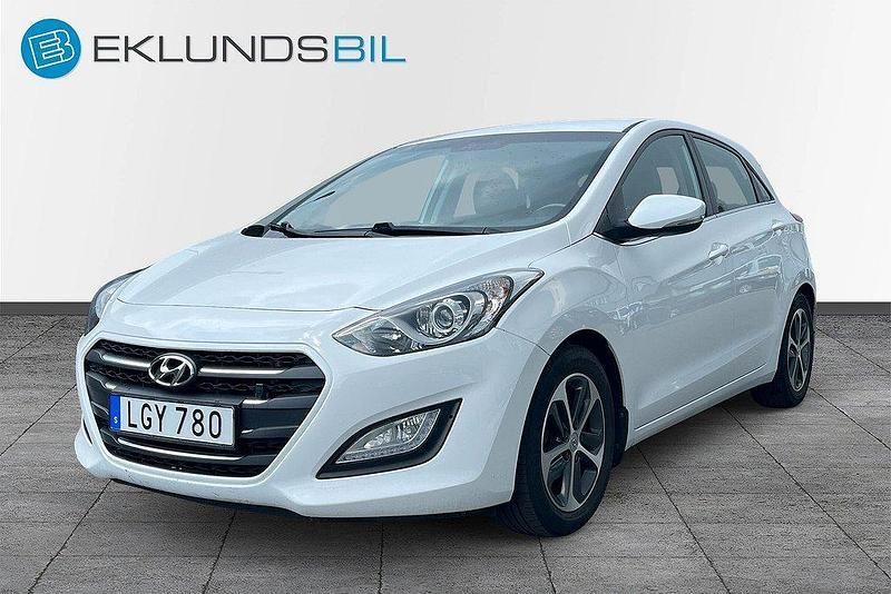 Vit Begagnad 2015 Hyundai i30 Comfort Halvkombi | 134 901 kr (Lite dyr) - Bild 1/4