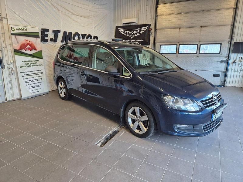Mörkblå (blå) Begagnad 2011 VW Sharan Minibuss | 74 900 kr (Lite dyr) - Bild 1/4